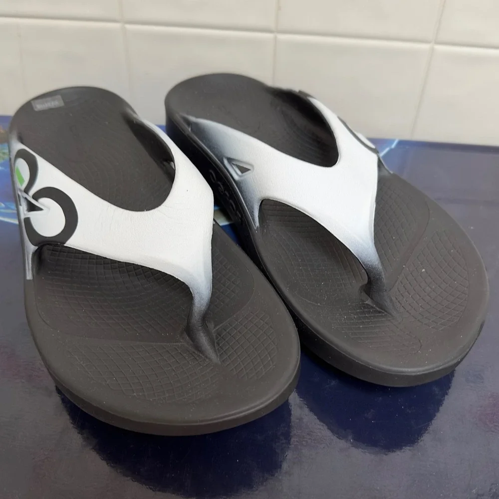 New OOFOS Original Flip Flop Mens 9 Euro 42 Womens size 11 Sandals Thongs No Tag